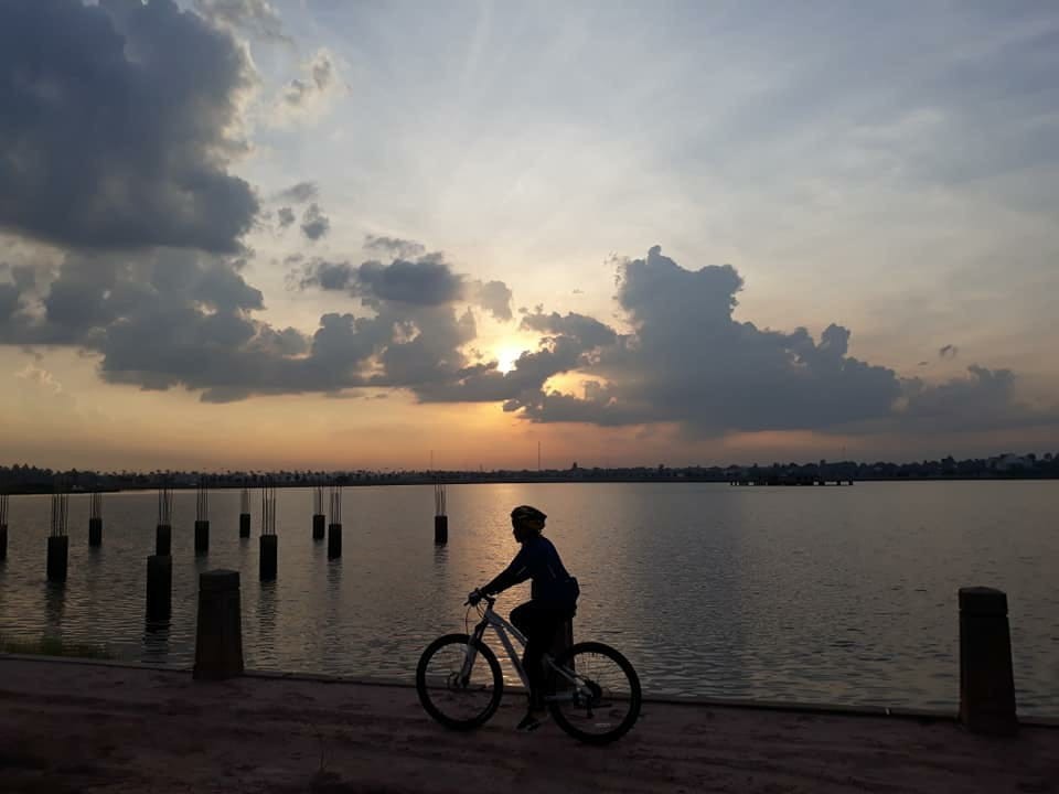 Cycling in Laos – That Luang Lake in Vientiane Capital